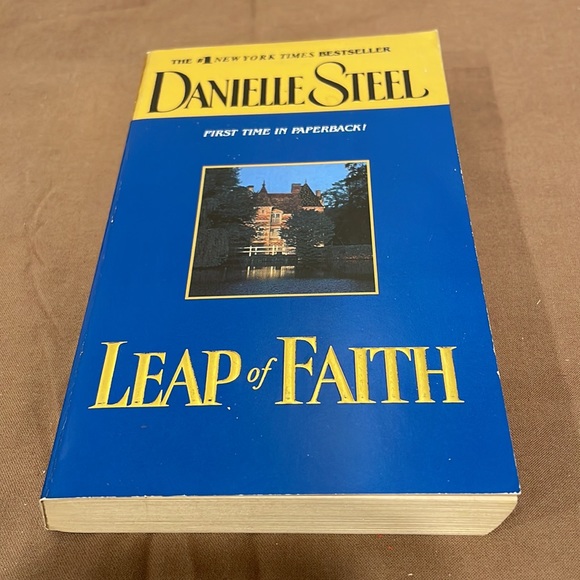 Lot of 2 Danielle Steel Books: Silent Honor and Leap of Faith - Picture 5 of 8
